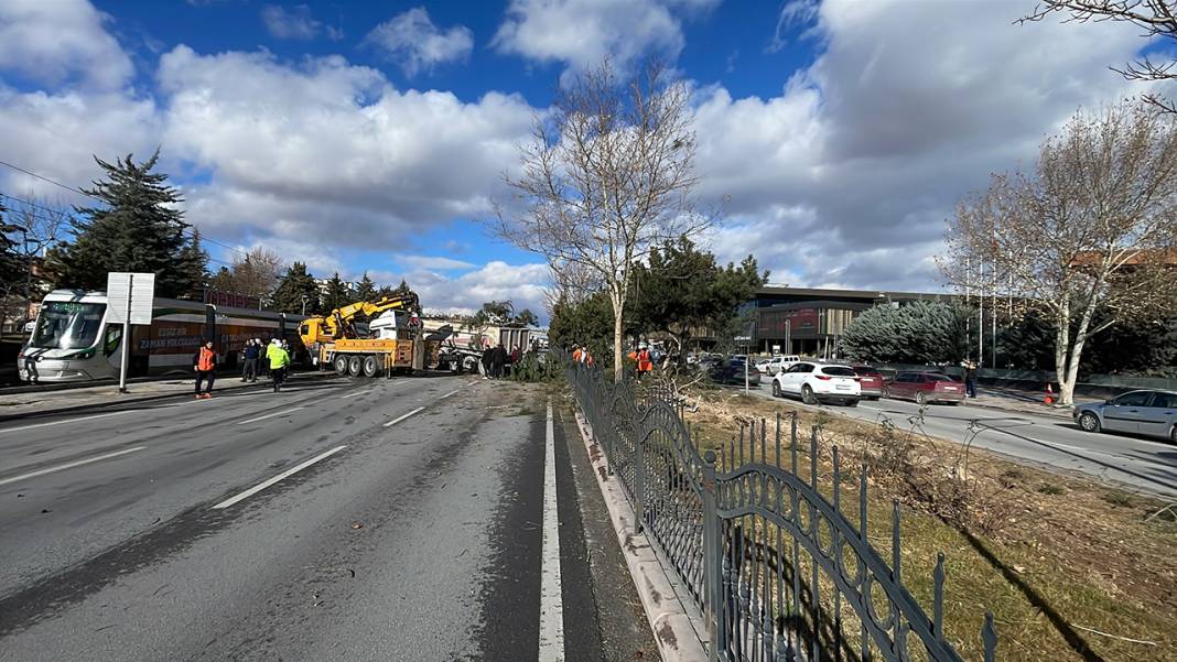Konya'da feci kaza! TIR ağaçları ezdi,  karşı şeritte durabildi! Sürücü ağır yaralı 5